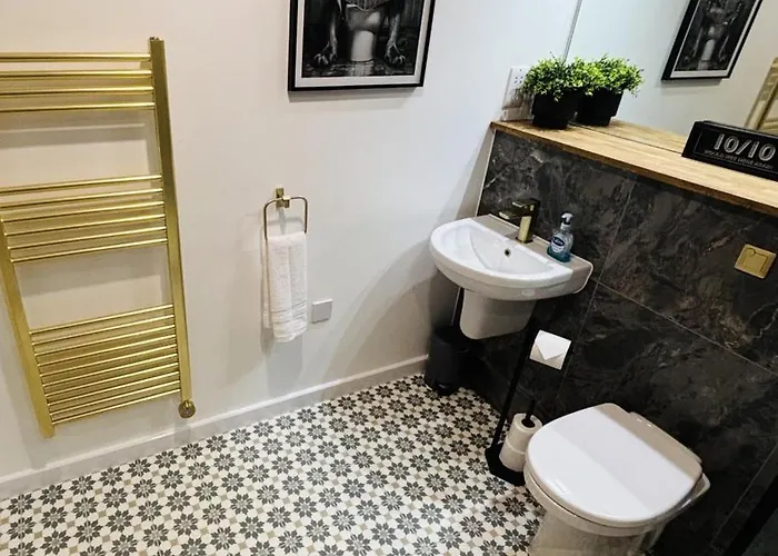 2 Bedroom Centre Garden Flat With Secure Parking *