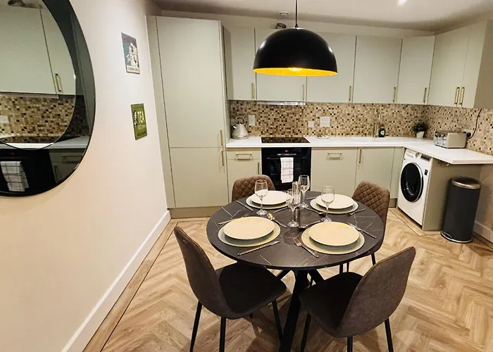 2 Bedroom Centre Garden Flat With Secure Parking *