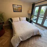 Apartment 2 Bedroom Centre Garden Flat With Secure Parking *
