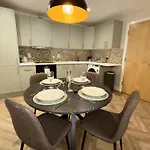 2 Bedroom Centre Garden Flat With Secure Parking Apartment