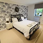 2 Bedroom Centre Garden Flat With Secure Parking *