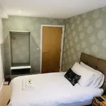 2 Bedroom Centre Garden Flat With Secure Parking