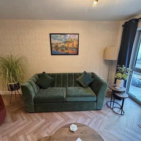 2 Bedroom Centre Garden Flat With 1 Secure Parking Space بريستول