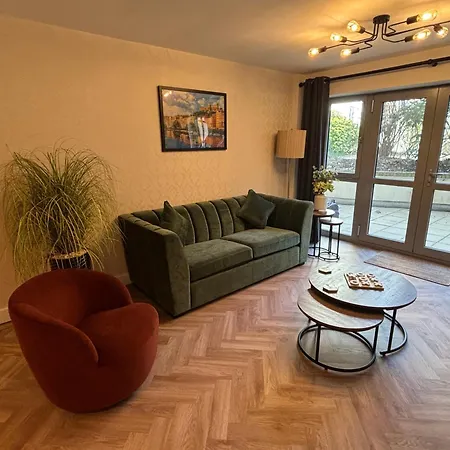 2 Bedroom Centre Garden Flat With 1 Secure Parking Space شقة