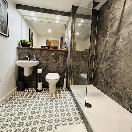 2 Bedroom Centre Garden Flat With 1 Secure Parking Space *