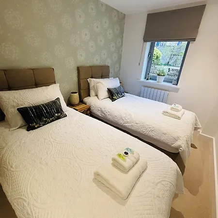 2 Bedroom Centre Garden Flat With Secure Parking Daire Bristol