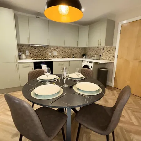 2 Bedroom Centre Garden Flat With Secure Parking アパート