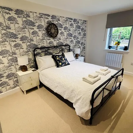 2 Bedroom Centre Garden Flat With 1 Secure Parking Space *