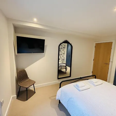 2 Bedroom Centre Garden Flat With 1 Secure Parking Space شقة بريستول