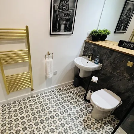 2 Bedroom Centre Garden Flat With 1 Secure Parking Space *