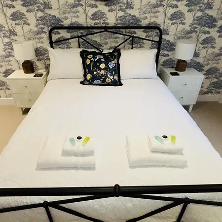 شقة 2 Bedroom Centre Garden Flat With 1 Secure Parking Space