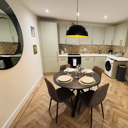 2 Bedroom Centre Garden Flat With 1 Secure Parking Space *