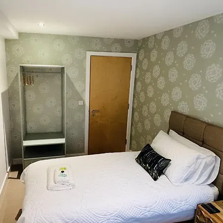 2 Bedroom Centre Garden Flat With 1 Secure Parking Space