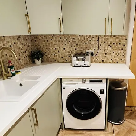 2 Bedroom Centre Garden Flat With Secure Parking * ブリストル