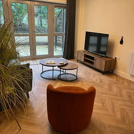 2 Bedroom Centre Garden Flat With 1 Secure Parking Space *
