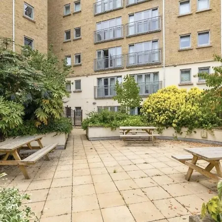 2 Bedroom Centre Garden Flat With 1 Secure Parking Space شقة بريستول