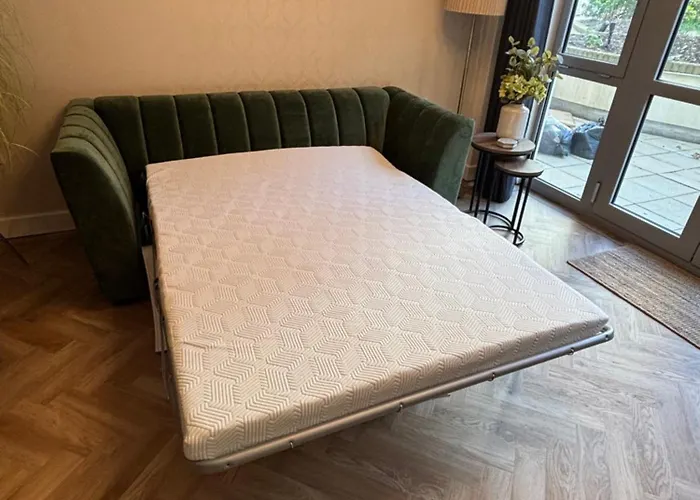 Apartment 2 Bedroom Centre Garden Flat With Secure Parking *