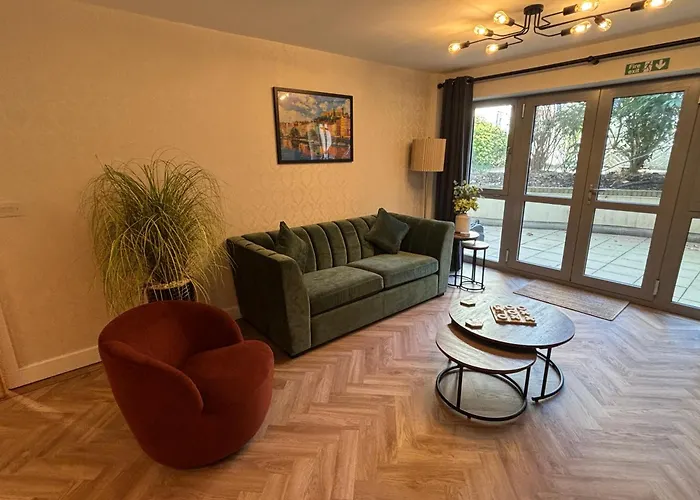 2 Bedroom Centre Garden Flat With Secure Parking Apartman