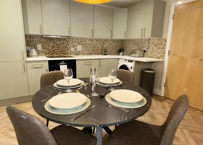 2 Bedroom Centre Garden Flat With Secure Parking Apartman