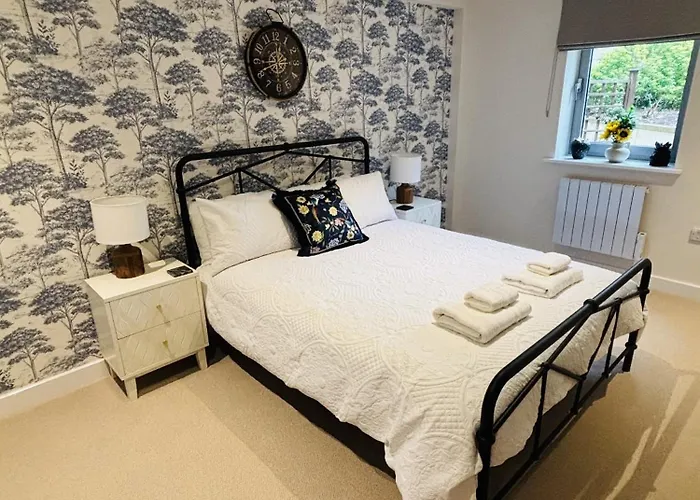 2 Bedroom Centre Garden Flat With Secure Parking *