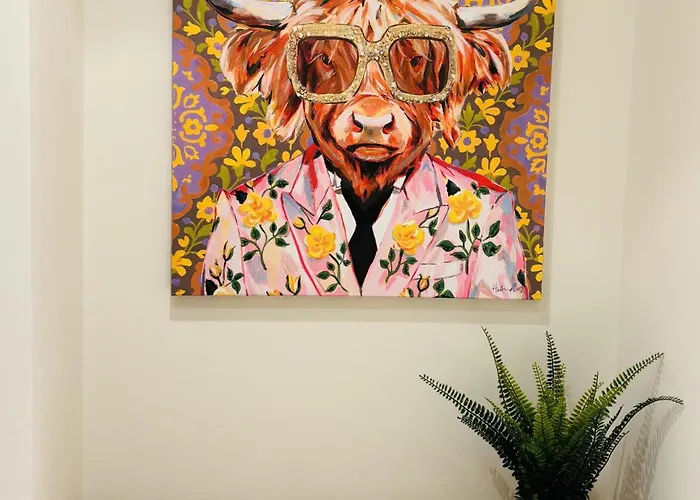 2 Bedroom Centre Garden Flat With Secure Parking *