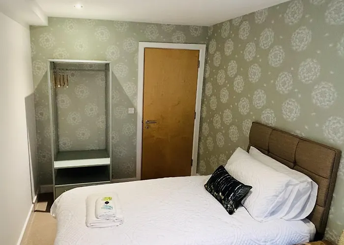 2 Bedroom Centre Garden Flat With Secure Parking