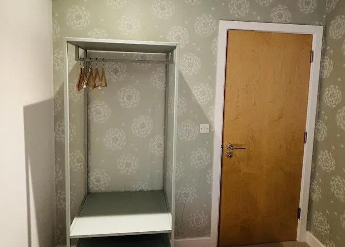 2 Bedroom Centre Garden Flat With Secure Parking Apartman