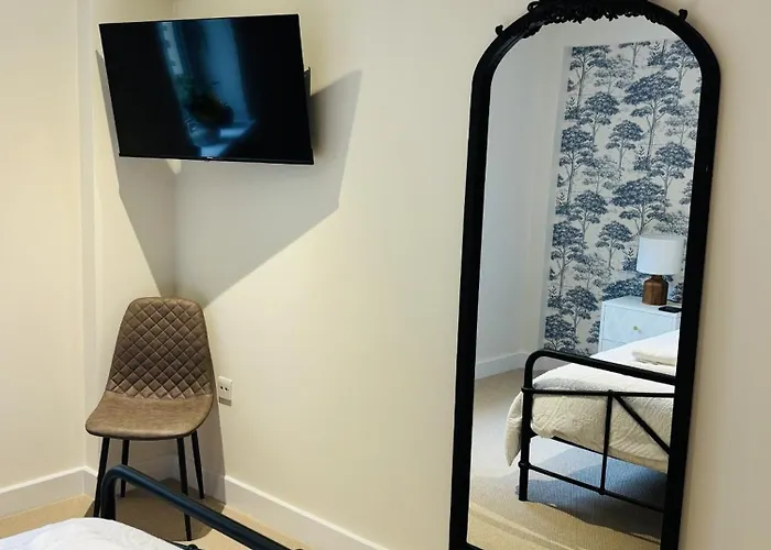 Apartment 2 Bedroom Centre Garden Flat With Secure Parking *