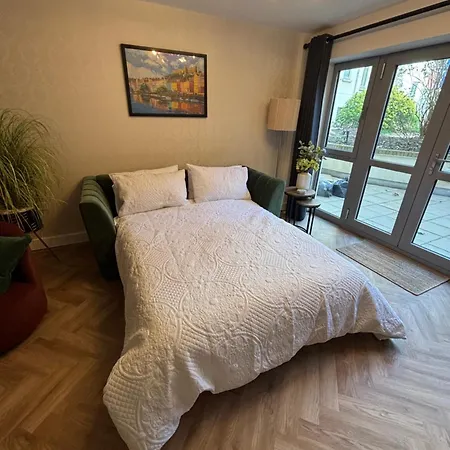 Apartmán 2 Bedroom Centre Garden Flat With Secure Parking *