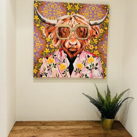 2 Bedroom Centre Garden Flat With Secure Parking *