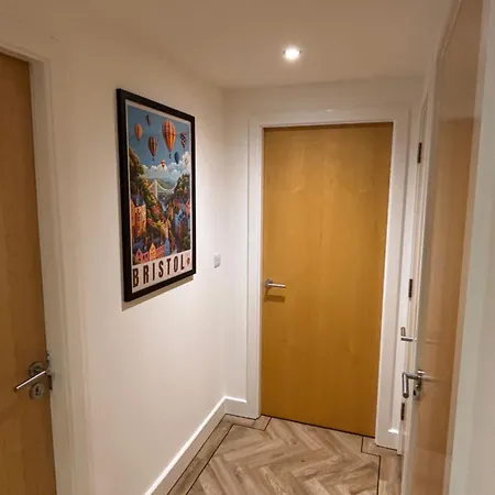2 Bedroom Centre Garden Flat With Secure Parking Apartmán Bristol