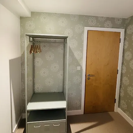 2 Bedroom Centre Garden Flat With Secure Parking Apartmán
