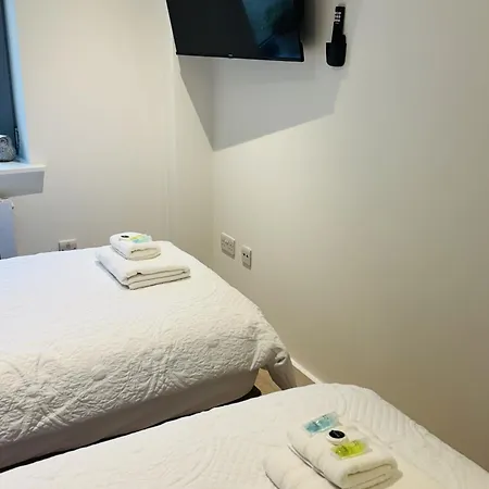 2 Bedroom Centre Garden Flat With Secure Parking *