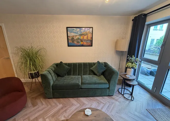 2 Bedroom Centre Garden Flat With Secure Parking Bristol