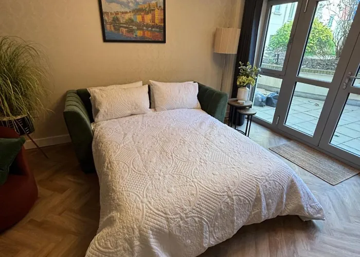 شقة 2 Bedroom Centre Garden Flat With Secure Parking *