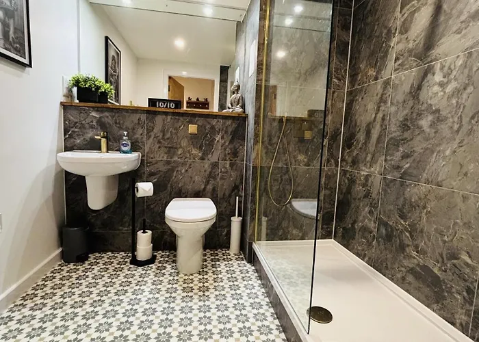 2 Bedroom Centre Garden Flat With Secure Parking *