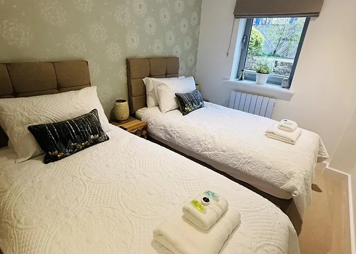 2 Bedroom Centre Garden Flat With Secure Parking شقة بريستول