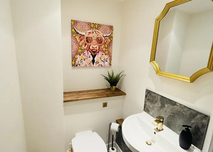 2 Bedroom Centre Garden Flat With Secure Parking بريستول