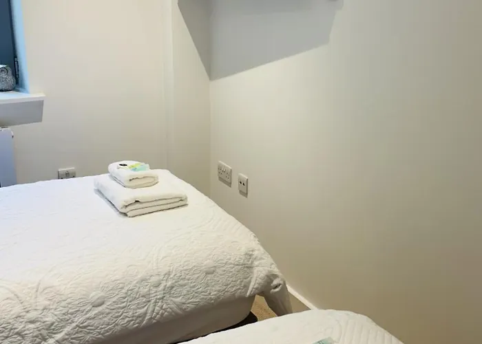 2 Bedroom Centre Garden Flat With Secure Parking *