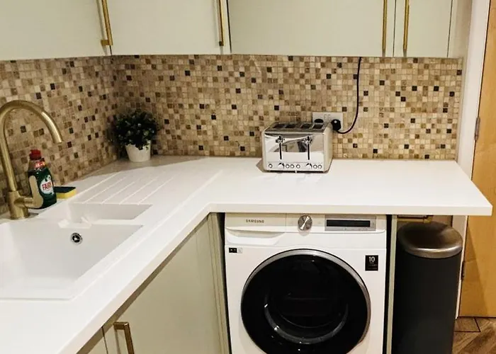 2 Bedroom Centre Garden Flat With Secure Parking * بريستول