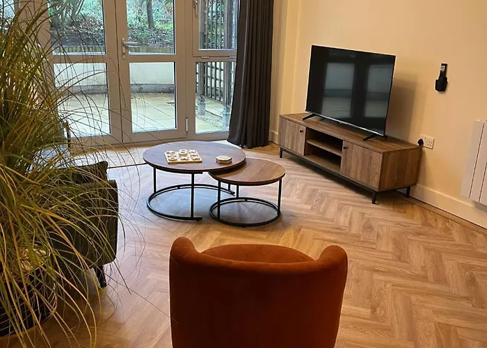 2 Bedroom Centre Garden Flat With Secure Parking *